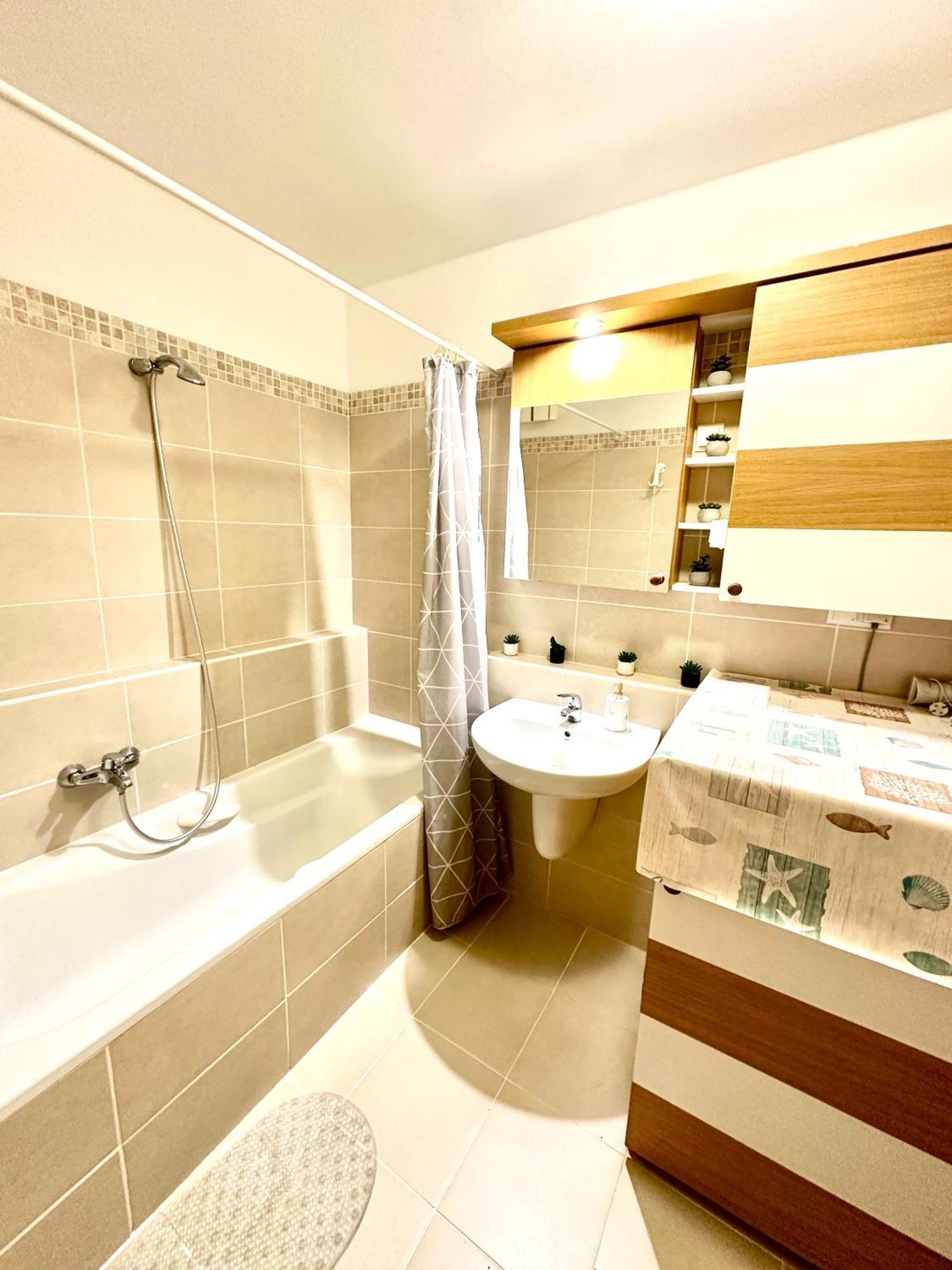 Central Apartment With Balcony Будапеща Екстериор снимка